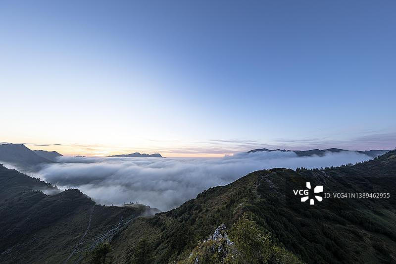 奥地利达姆尔斯波特拉科普夫秋日傍晚的高山谷地雾景图片素材