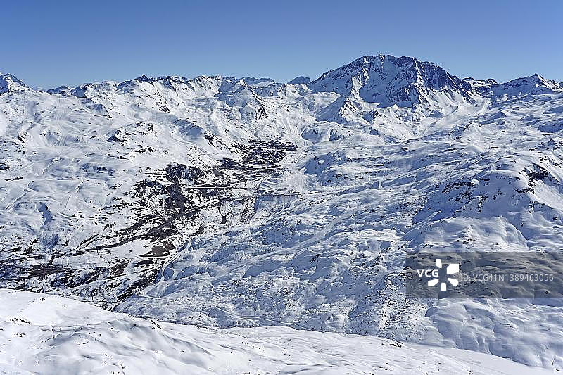 法国瓦尔托伦斯雪山和滑雪场风光图片素材