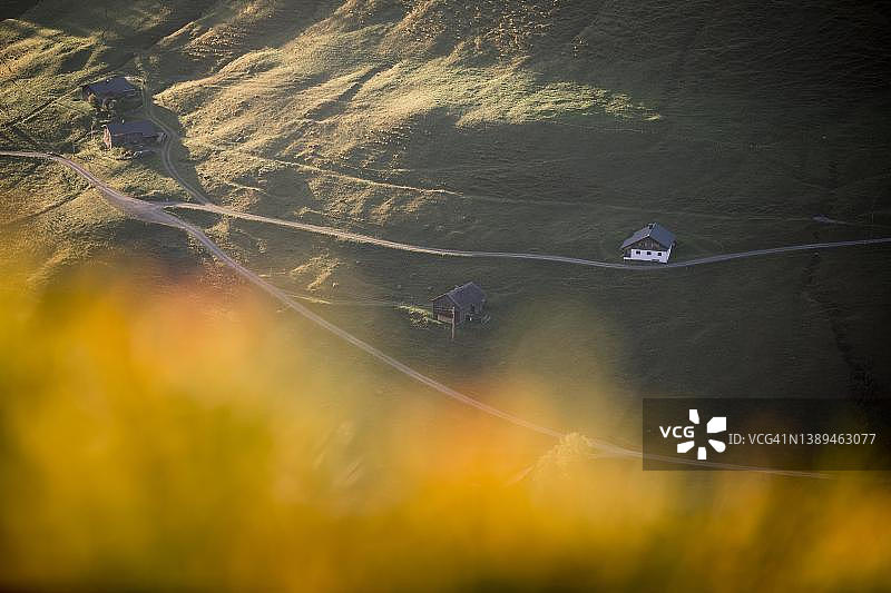 奥地利达米尔斯小镇晨曦中的房屋图片素材