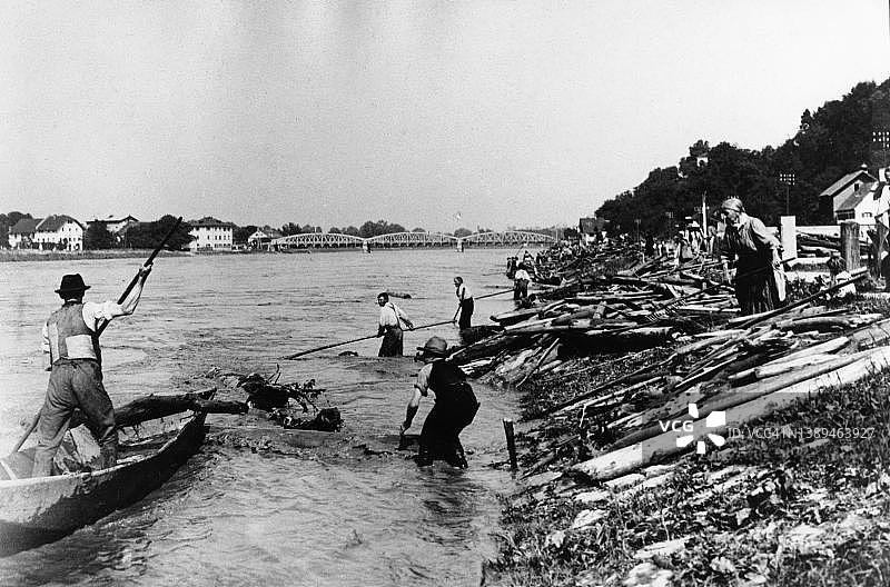 在因河上打捞浮木,1915年前,罗森海姆,历史照片,上巴伐利亚,巴伐利亚,德国图片素材