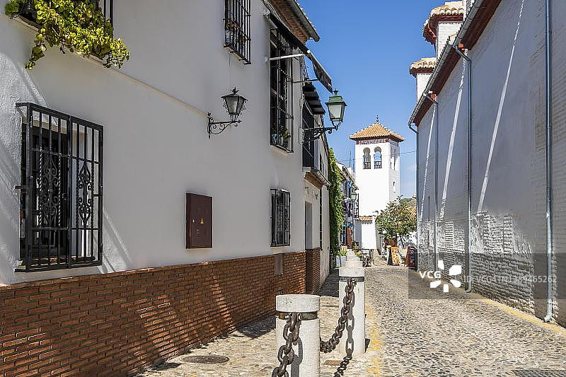 西班牙格拉纳达历史街区的狭窄街道图片素材