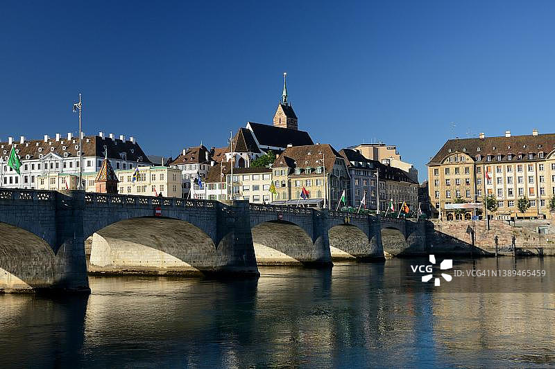 巴塞尔的莱茵河、中桥和圣马丁教堂，瑞士巴塞尔城市州图片素材