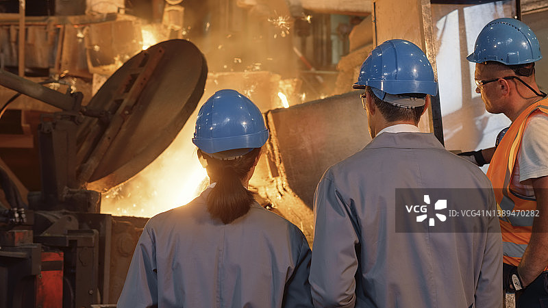 观看金属熔化的工程师图片素材