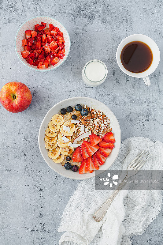 混凝土背景上的健康早餐：粥、燕麦片、草莓、咖啡图片素材