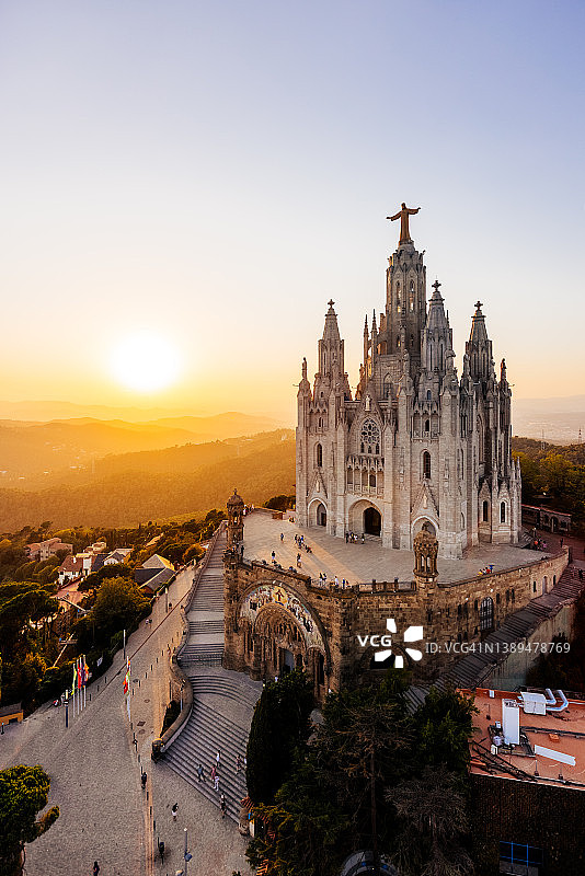 西班牙加泰罗尼亚巴塞罗那蒂比达博山顶圣心教堂日落鸟瞰图图片素材