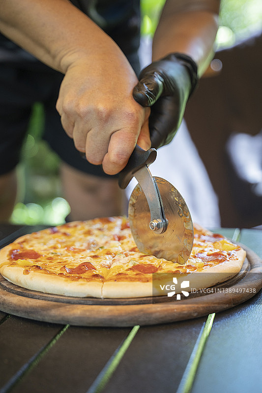 餐桌上切割披萨的特写图片素材