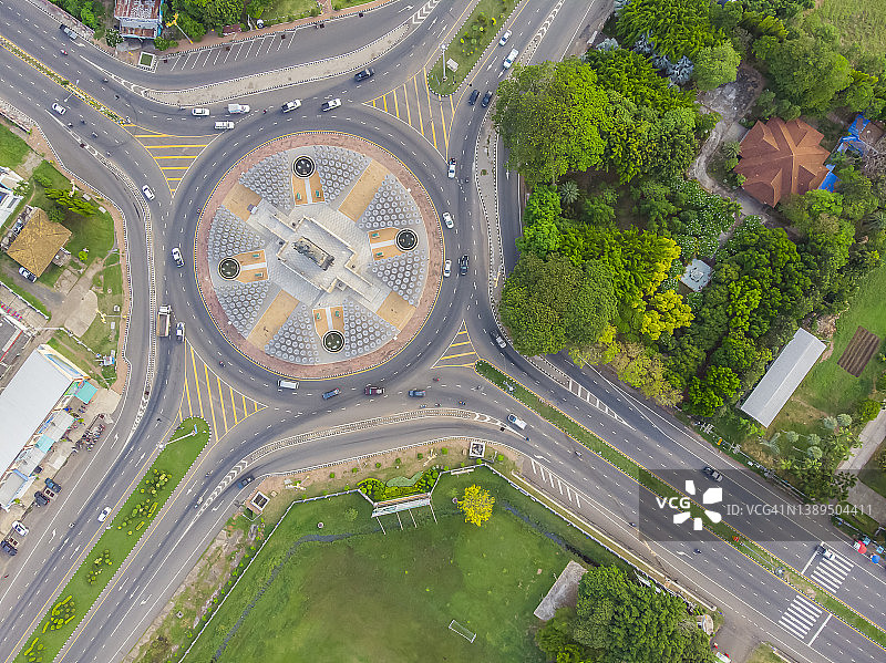 泰国美丽环形路上的交通：高空俯瞰图片素材