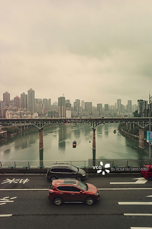 中国重庆的桥上车辆图片素材