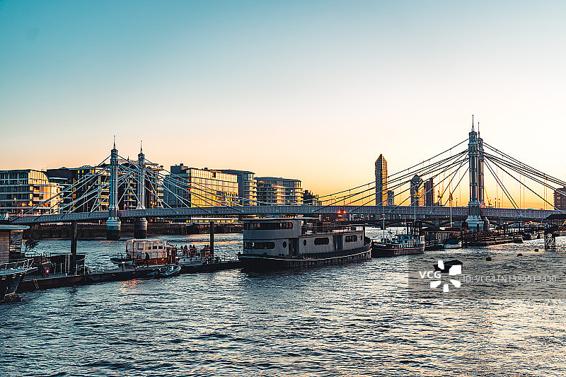 伦敦泰晤士河上的维多利亚风格艾伯特桥图片素材