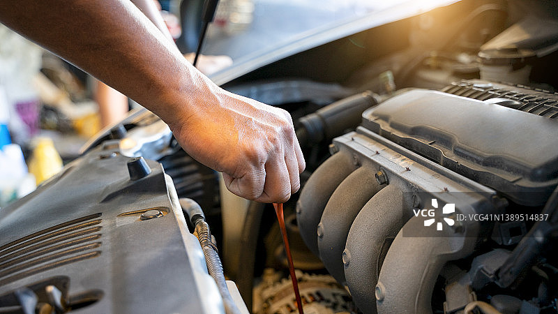 技工检查机油图片素材
