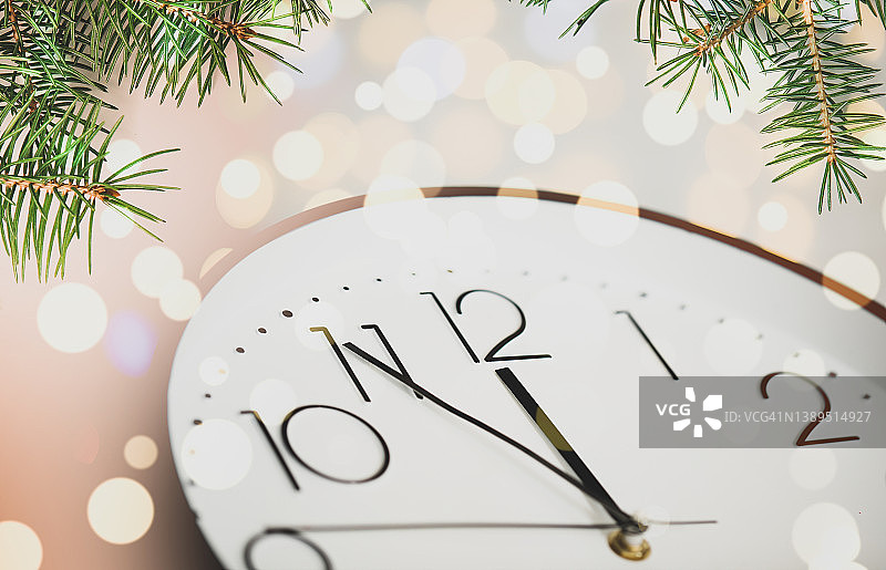 午夜时钟与圣诞树枝特写图片素材