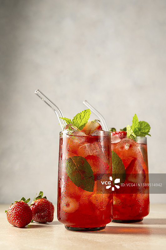 清爽草莓夏日冰饮图片素材