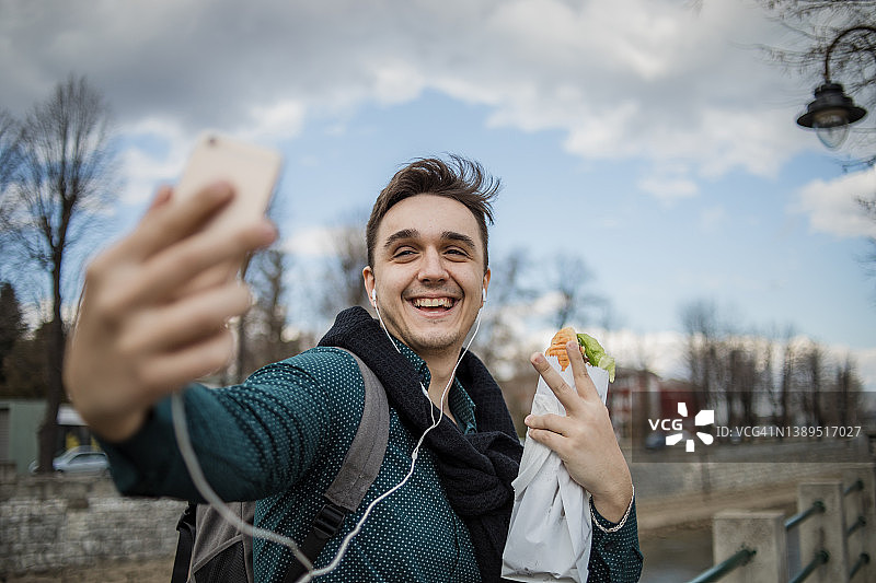 利用休息时间在城市里吃快餐图片素材