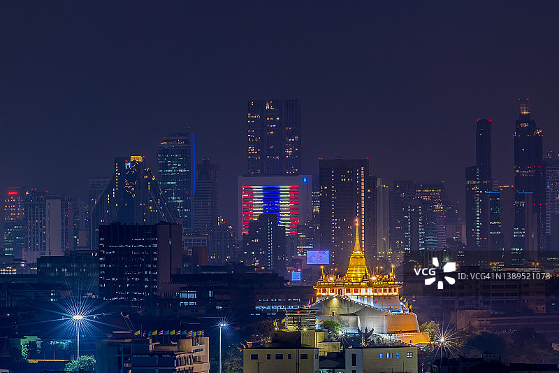 曼谷金山寺与拉查纳达兰寺的暮色，泰国历史的重要象征图片素材