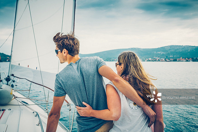 在帆船上航行的年轻情侣图片素材
