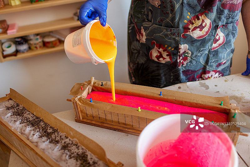 将自制肥皂倒入模具图片素材