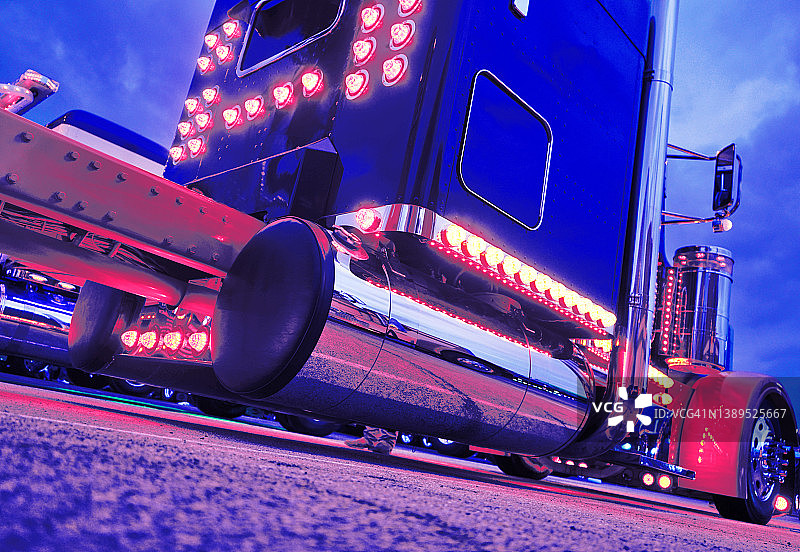 卡车停靠站的半挂卡车图片素材