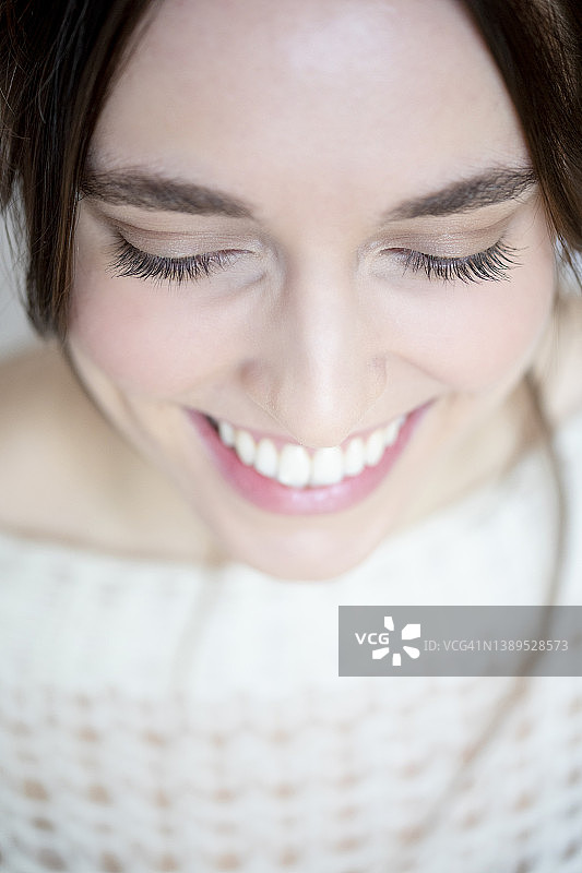 向下看的女人脸庞图片素材