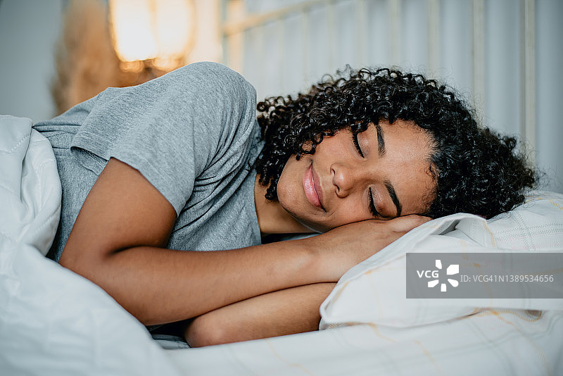 青少年在床上睡觉图片素材