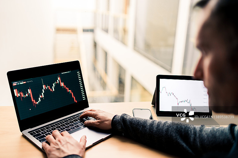 男子尝试反转图表图片素材