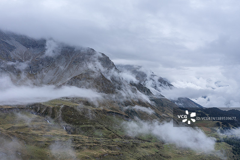 圣贝纳迪诺山口地区的云中山景图片素材