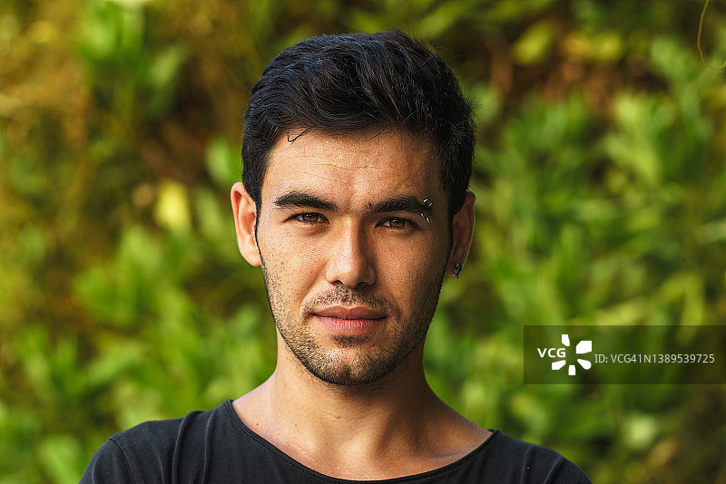 在阳光明媚的日子里站在外面的男人肖像图片素材