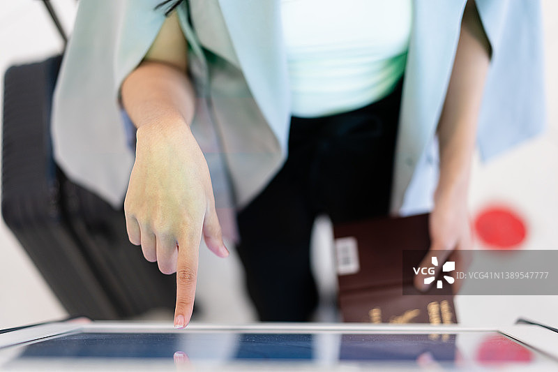 商务女性在机场自助办理登机图片素材