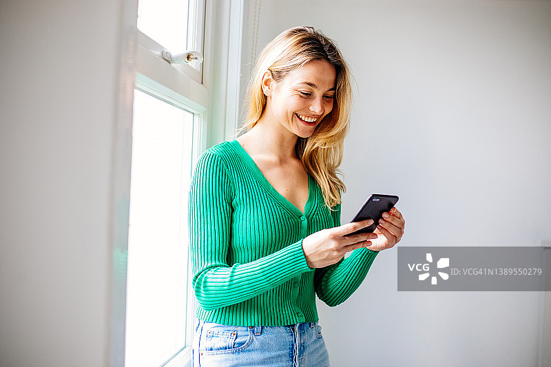 在家使用手机的女人图片素材