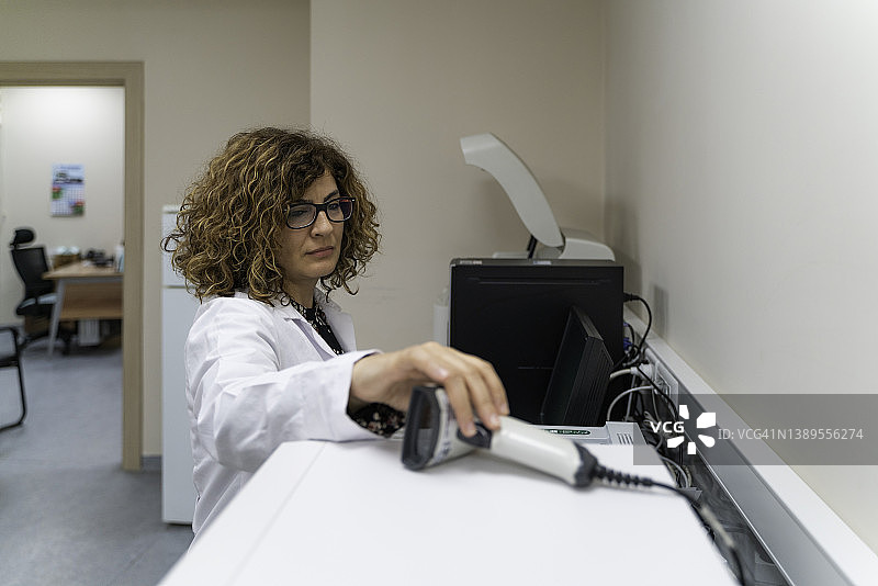 在实验室工作的女性健康工作者图片素材