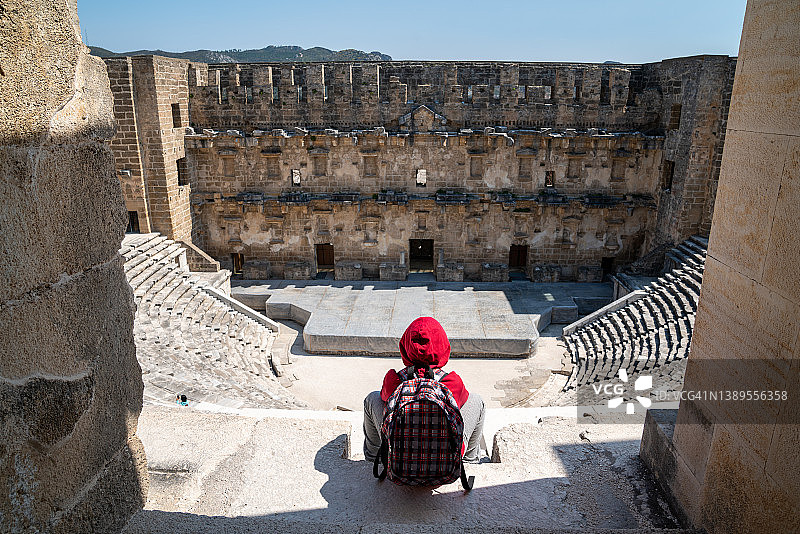 在土耳其安塔利亚阿斯潘多斯古城的学龄男孩图片素材