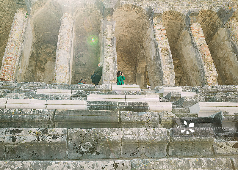 年长的女人和女儿在历史遗迹中图片素材