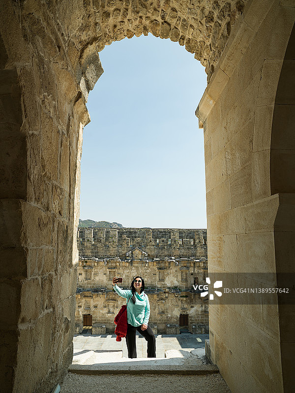 在中部历史遗址自拍的中年妇女图片素材