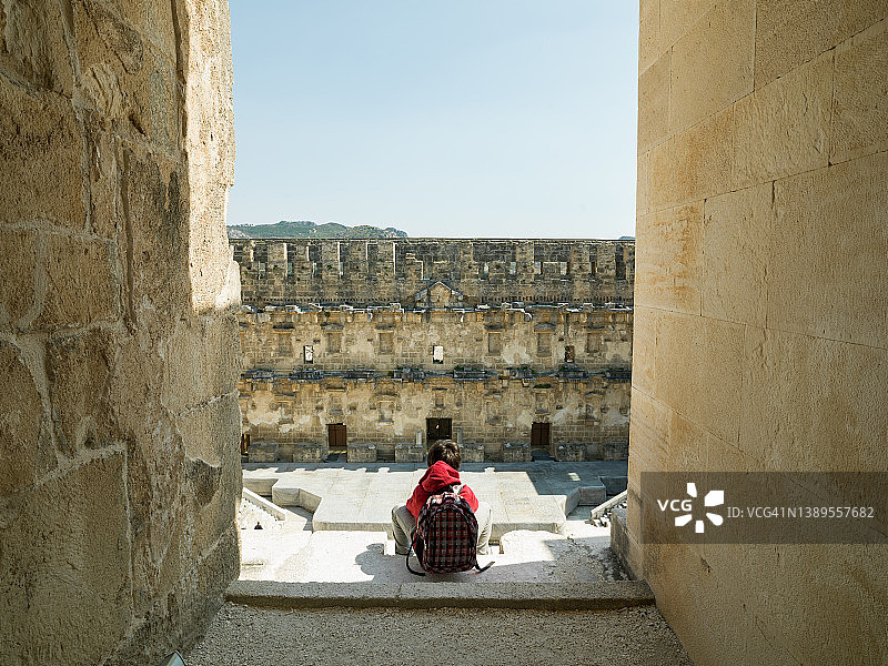 在土耳其安塔利亚阿斯潘多斯古城的学龄男孩图片素材