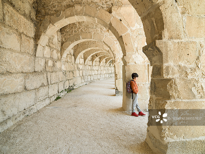 在土耳其安塔利亚阿斯潘多斯古城的学龄男孩图片素材