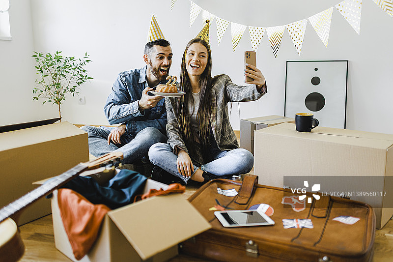女友在新公寓里和男友一起庆祝生日图片素材