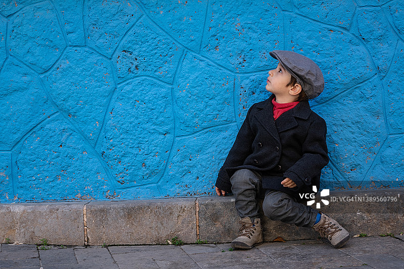 户外盛装打扮的男孩肖像图片素材