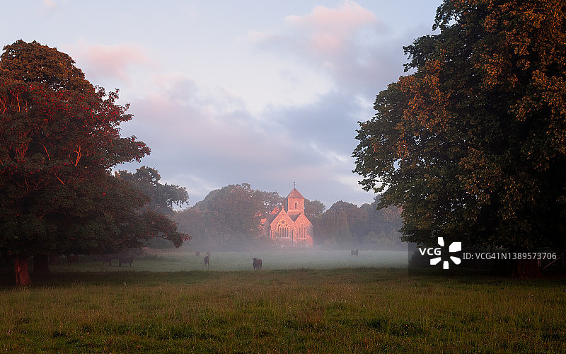 英格兰东萨塞克斯郡伊克尔舍姆诸圣堂和圣尼古拉斯堂区教堂图片素材