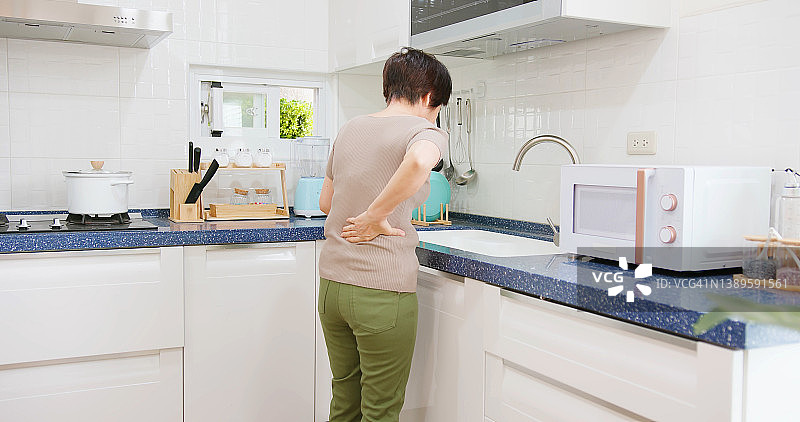 女人患有脊柱外伤性关节炎图片素材