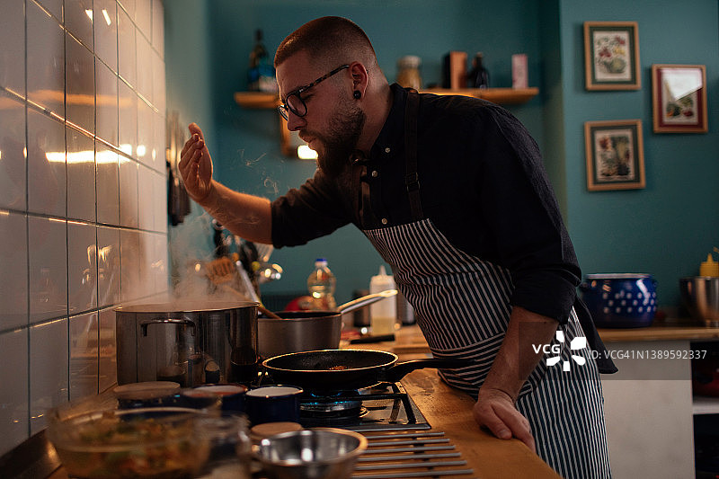 闻锅里的食物香味图片素材