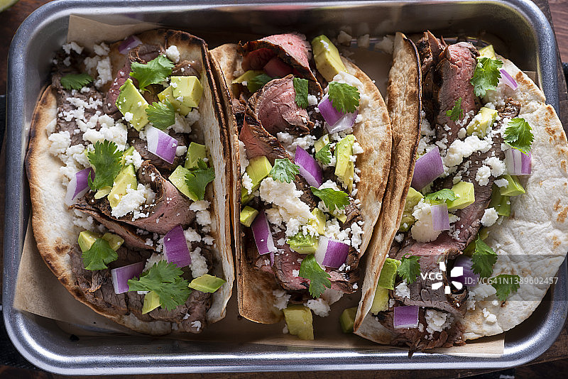 侧腹牛排玉米卷图片素材