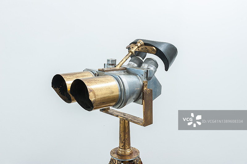 白色背景下的复古双筒望远镜图片素材