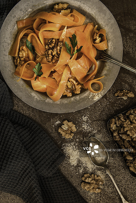 纯素胡萝卜沙拉：在乡村背景下图片素材