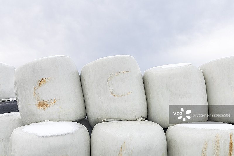 用塑料包裹的一堆干草捆图片素材