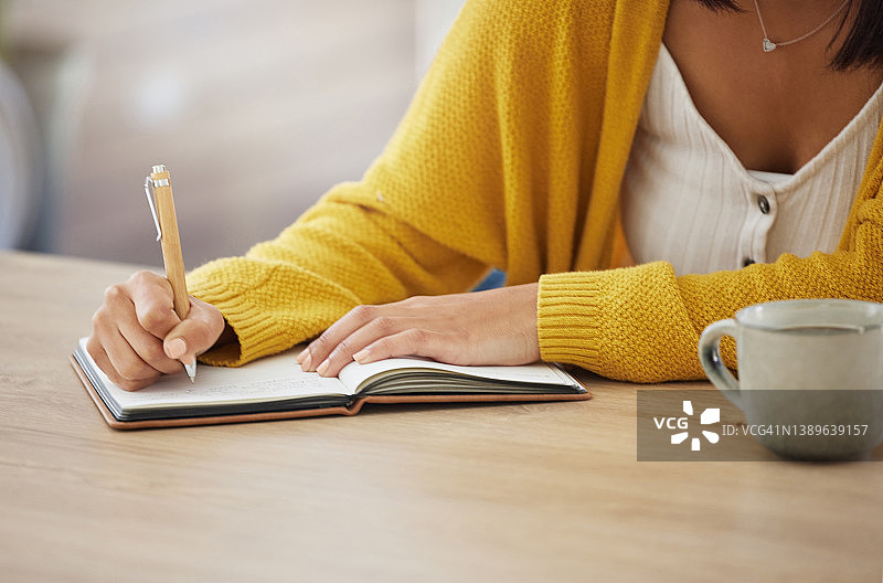 在家写笔记本的商务女性照片图片素材