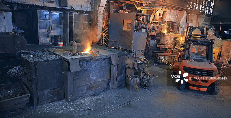 倾倒液态钢水图片素材