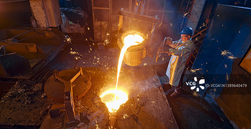 工人倾倒熔融金属图片素材