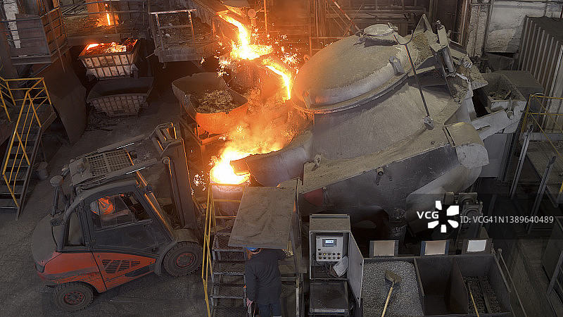 观看金属熔化的工程师图片素材