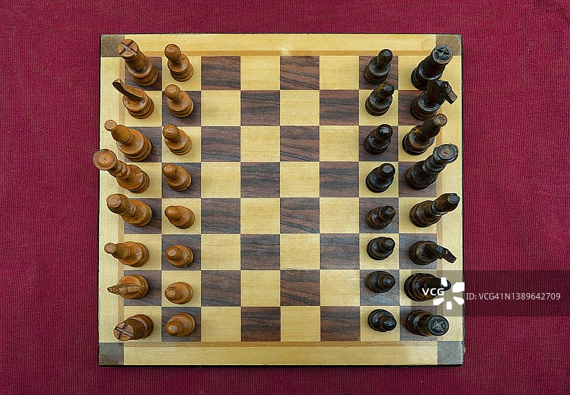 红色桌布上的国际象棋棋盘图片素材
