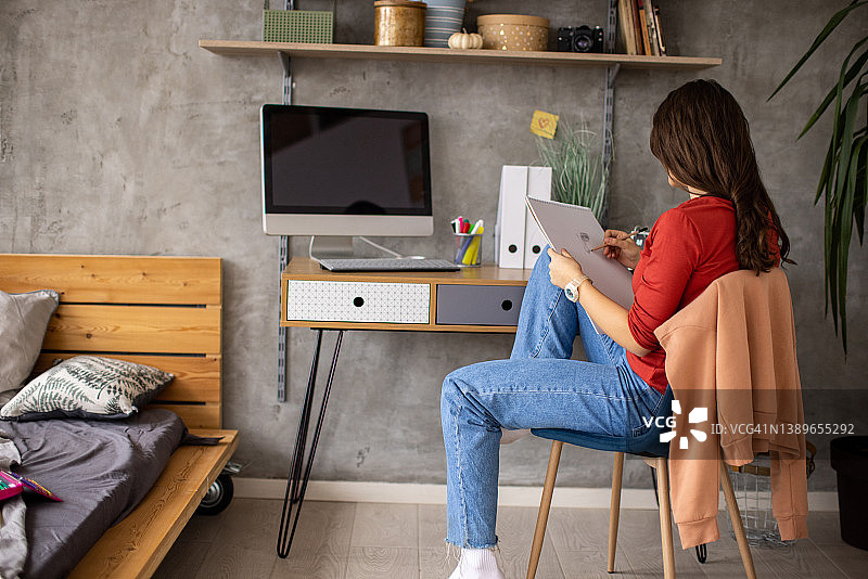 在素描本上绘画的创意少女图片素材