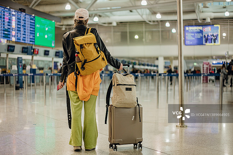 在机场的年轻女人图片素材